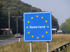 Blauw bord bij de Nederlandse grens