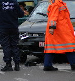 Belgische politie bij beschadigde auto