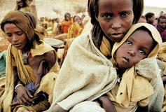 Afrikaanse vrouw met kind