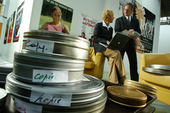 Filmposters en filmrollen met de tekst 'kopie' erop