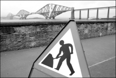 Brug met verkeersbord