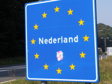 Blauw bord bij Nederlandse grens