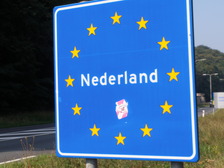 Blauw bord bij Nederlandse grens