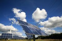 Zonnepanelen met windmolen en electriciteitsmast