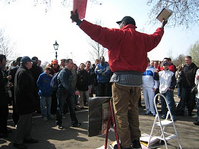 Man spreekt menigte toe