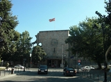 De klok van het oude treinstation in Skopje, Macedonië.