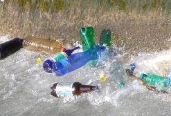 plastic afval in het water 