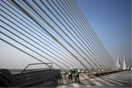 Commissaris Hahn looft opening van de "Brug van het nieuwe Europa" als krachtig symbool van Europese samenwerking