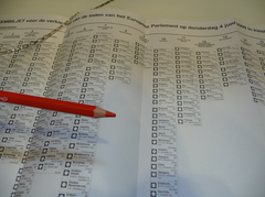 Rood potlood met stembiljet