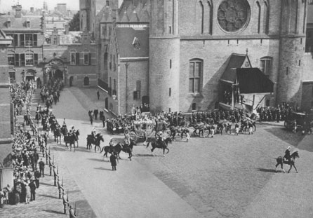 Gouden koets op Binnenhof voor Ridderzaal