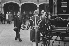 Minister Beernink bij koets