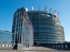 Gebouw Europees Parlement in Straatsburg met vlaggen 
