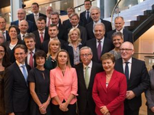 Groepsfoto Commissie-Juncker in trappenhuis