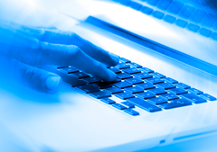 Hand op toetsenbord van laptop