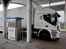 Vrachtwagen tankt biogas