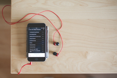 smartphone die aanstaat op tafel