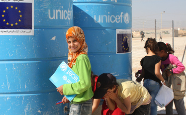 Humanitaire hulp EU in het Midden-Oosten, waterton en vier kinderen