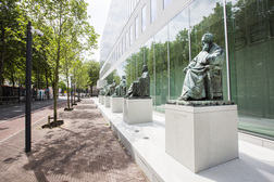 Het gebouw van de Hoge Raad aan het Korte Voorhout met daarvoor standbeelden van rechtsgeleerden