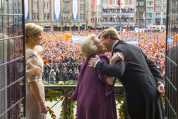 Beatrix en Willem-Alexander op het balkon van Paleis op de Dam - Foto Jeroen van der Meyde