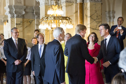 Mark Rutte schudt de hand van koning Willem-Alexander - Foto Flickr Mark Rutte