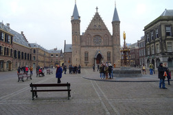 Mensen lopen rond op het binnenhof - Foto Flickr Sjaak Kempe