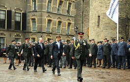 Militairen staan paraat op het binnenhof, foto Flickr Mark Rutte