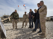 Koenders en Hennis bij Nederlandse militairen in Afghanistan
