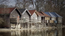 Rij met houten huizen aan een meer