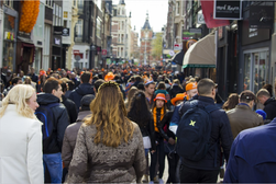 Mensen in een winkelstraat