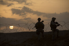 soldaten in de schemering