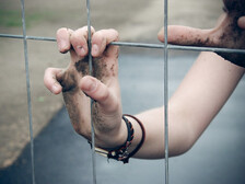 hand tegen hek