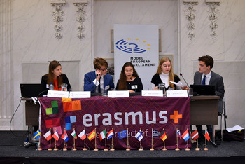 Foto's Eerste dag Algemene Vergaderingen van het Model European Parliament Nederland 2019