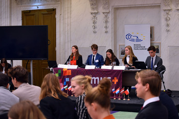 Foto's Eerste dag Algemene Vergaderingen van het Model European Parliament Nederland 2019