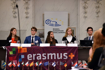 Foto's Eerste dag Algemene Vergaderingen van het Model European Parliament Nederland 2019