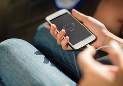 Vrouw laadt lege telefoon op