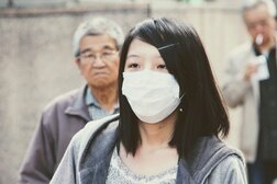 Een chinese vrouw met een mondkapje in China