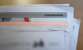 Het woord Coronavirus in de krant (foto gemaakt door Kevin Bergenhenegouwen)