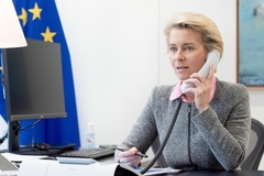 Ursula von der Leyen aan de telefoon
