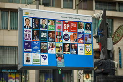 Aanplakbord met verkiezingsposters van diverse partijen