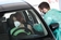 Een vrouw in een auto die gevaccineerd wordt