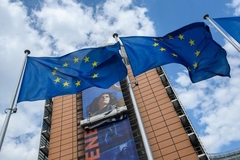 Installation d'une nouvelle affiche "NextGenerationEU sur la façade du bâtiment Berlaymont