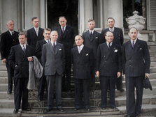 Nieuwe ministers kabinet-Drees III - Achterste rij v.l.n.r.: De Bruijn, Zijlstra, Kernkamp, Algera en Witte. Voorste rij v.l.n.r.: Suurhoff, Donker, Van de Kieft, Cals, Beyen en Luns.
