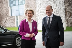 Olaf Scholz, on the right, and Ursula von der Leyen.