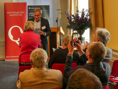 Aalt Willem Heringa overhandigt het boek aan mevrouw E. Koopmans.