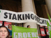 Demonstrerende mensen met spandoeken