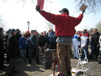 Man spreekt menigte toe