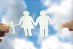 Papieren knipsel van een gezin. Bron: perpetualfostering.co.uk/